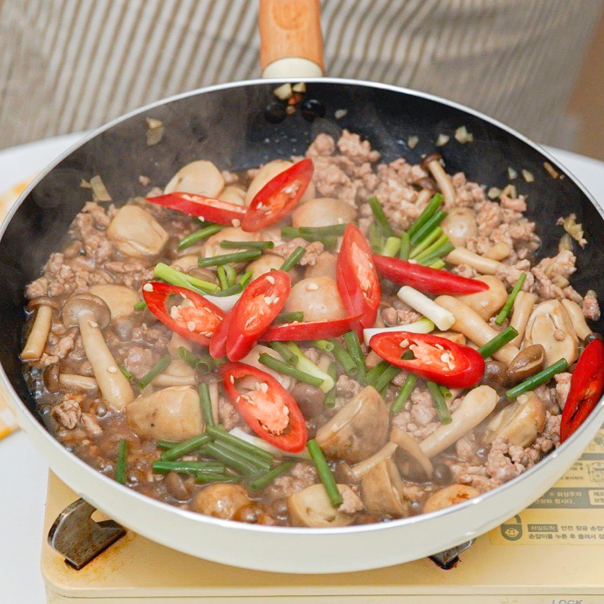 หมูสับเห็ดผัดน้ำมันหอย