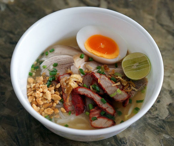 ก๋วยเตี๋ยวต้มยำหมูแดง ขาหมูต้ม