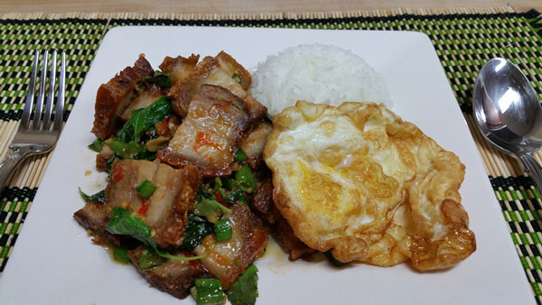 ผัดกะเพราหมูกรอบ