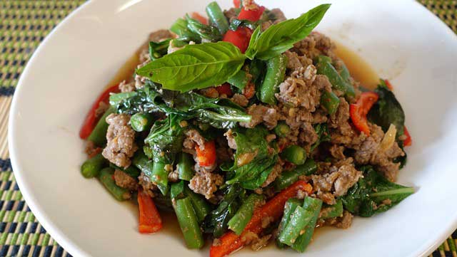 เนื้อสับผัดพริกโหระพา