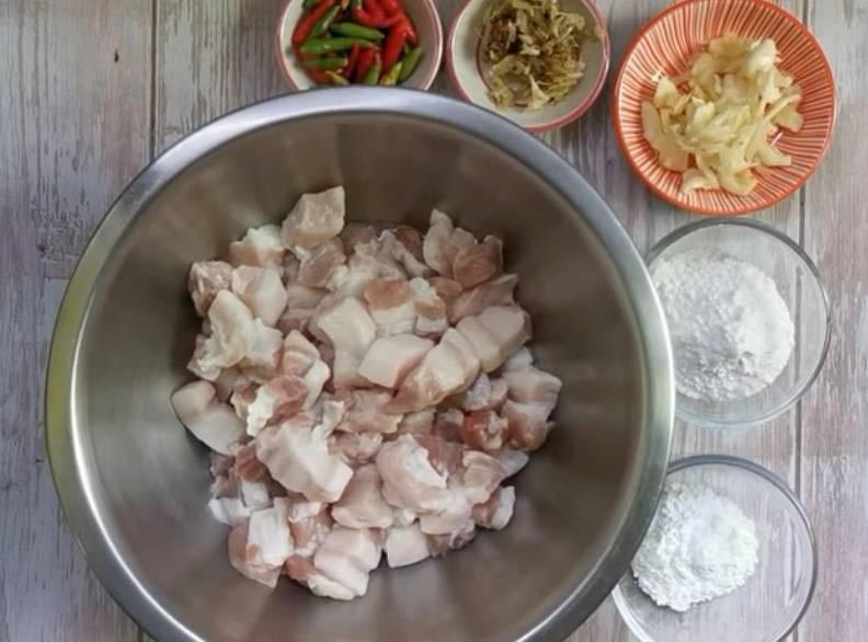 สามชั้นทอดกระเทียม