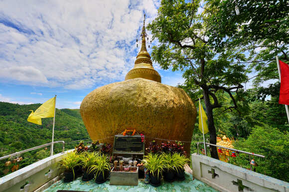 พระธาตุอินทร์แขวนจำลอง 
