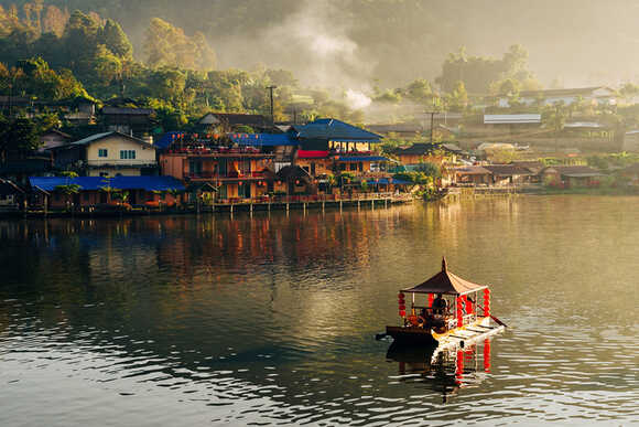 ล่องเรือชมทะเลสาบที่ บ้านรักไทย