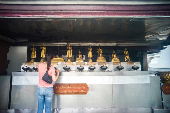 ทำบุญด้วยการเติมน้ำมันตะเกียง พระประจำวันเกิด และสะเดาะเคราะห์