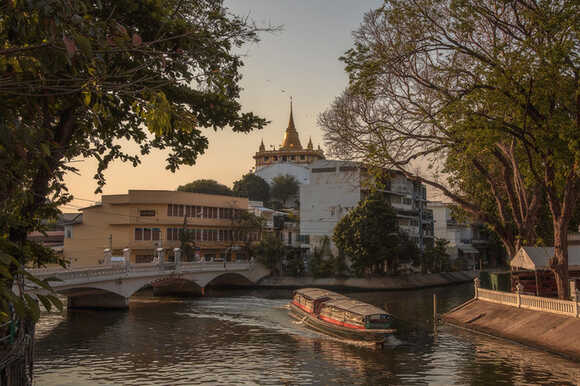 การเดินทางโดยเรือไปยังวัดสระเกศราชวรมหาวิหาร (ภูเขาทอง)
