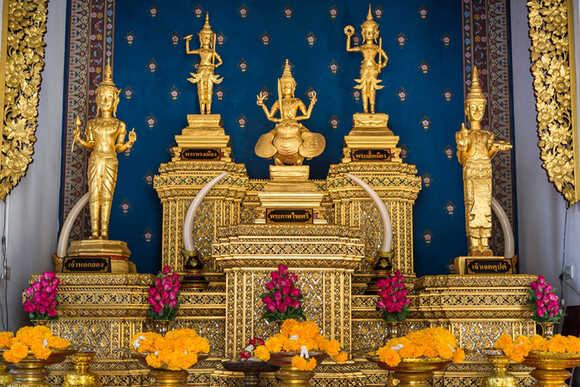 องค์เทพารักษ์ทั้งห้า ได้แก่ พระเสื้อเมือง, พระทรงเมือง, พระกาฬไชยศรี, เจ้าพ่อเจตคุปต์ และเจ้าพ่อหอกลอง
