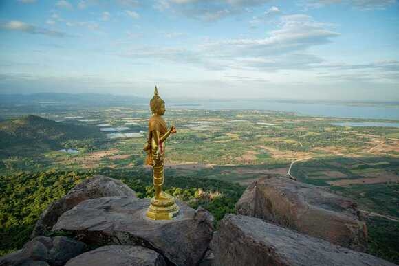 เขาพระยาเดินธง