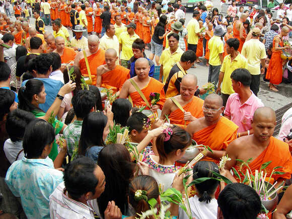 ประเพณีตักบาตรดอกไม้ สระบุรี