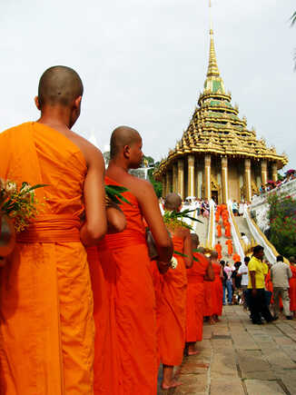 ตักบาตรดอกไม้ สระบุรี