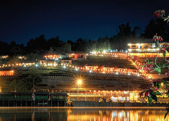 บรรยากาศ บ้านรักไทย ยามค่ำคืน