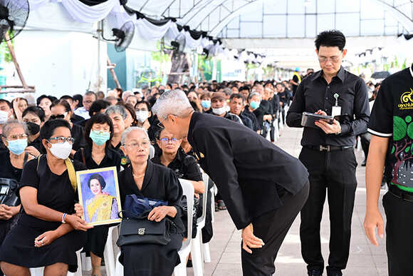 ถวายสักการะพระพันปีหลวง