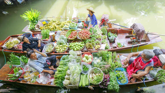 พ่อค้าแม่ค้าที่พายเรือมาขายของที่ตลาดน้ำตลิ่งชัน