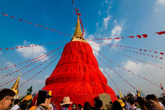 ประเพณีห่มผ้าแดง ถวายองค์พระเจดีย์บรมบรรพต (ภูเขาทอง)
