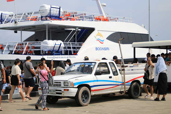 นักท่องเที่ยวที่ท่าเรือ เกาะกูด