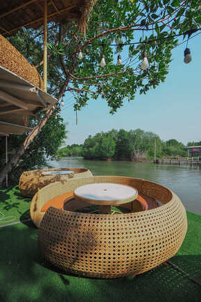 บรรยากาศริมคลองบางขุนเทียน ร้านบ้านยายเวียง